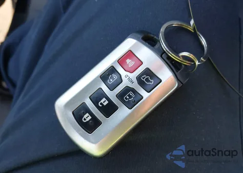 2017 Toyota Sienna Xle Premium 8 Passenger z USA, uszkodzony, nr VIN 5TDYZ3DC0HS846619